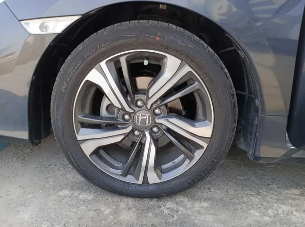 Car image 9