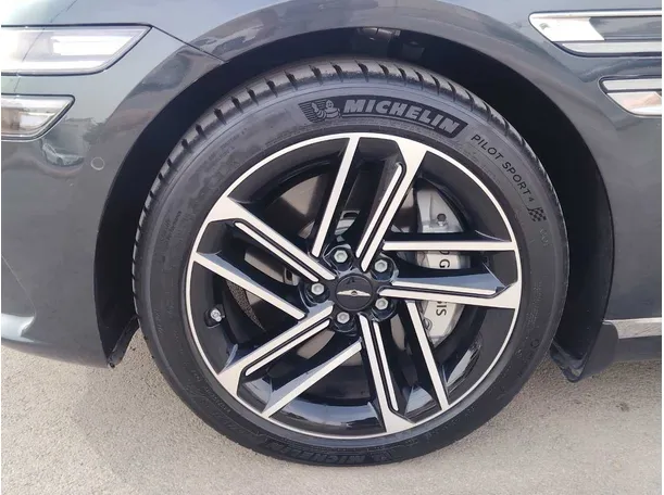 Car image 10