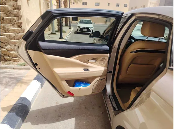 Car image 14