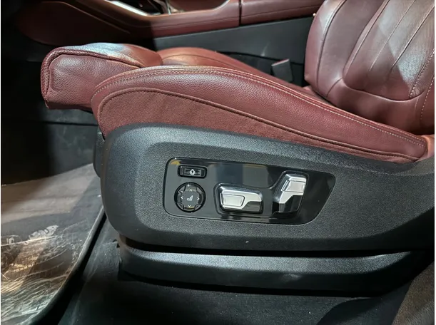 Car image 25