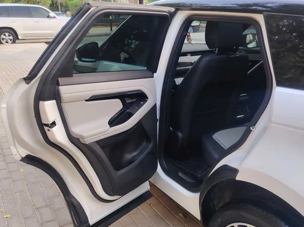 Car image 13