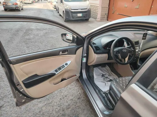 Car image 11