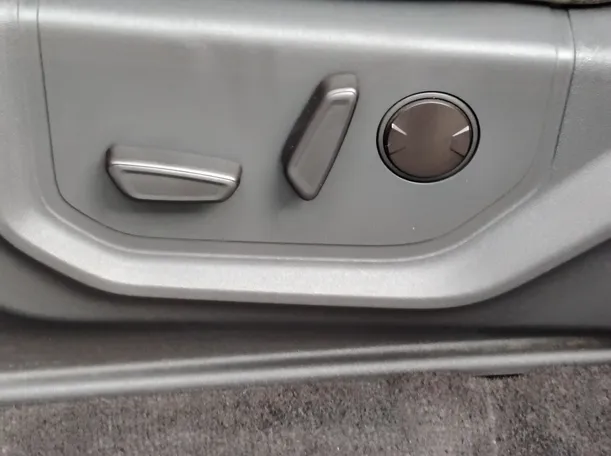 Car image 40
