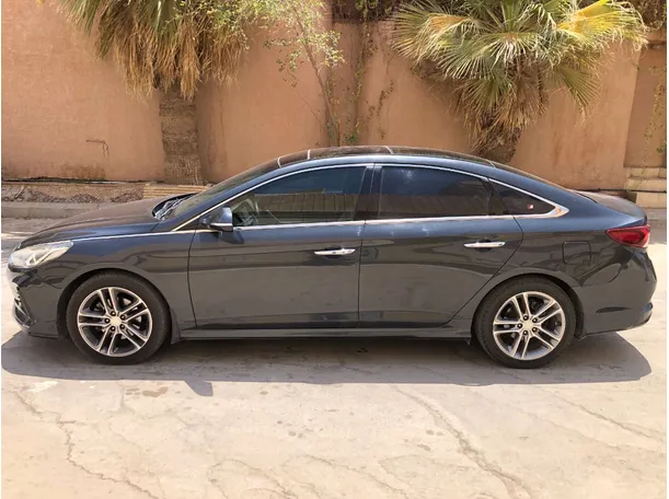 Car image 8