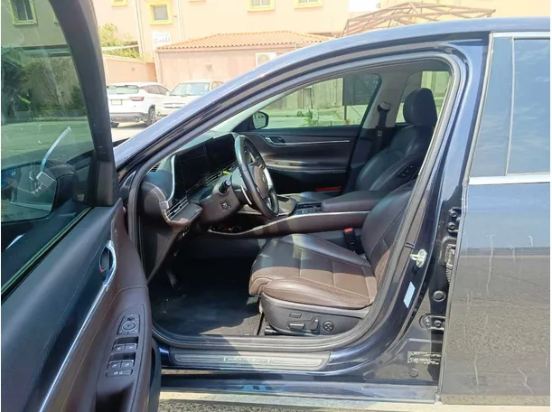 Car image 13