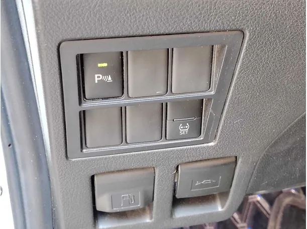 Car image 30