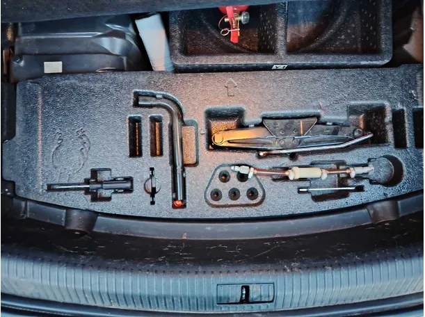 Car image 29