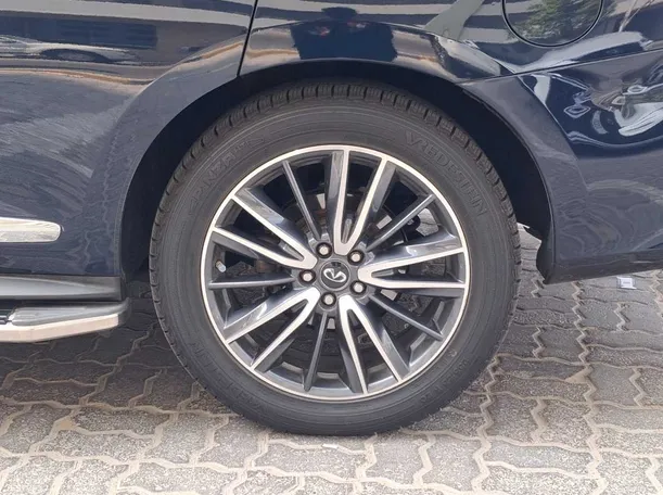 Car image 9