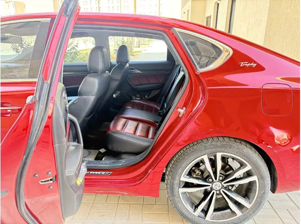 Car image 15