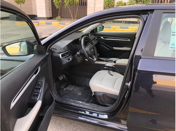 Car image 12