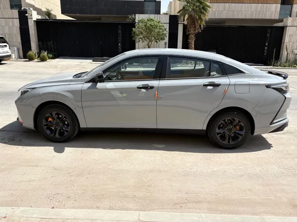 Car image 8
