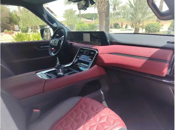 Car image 14