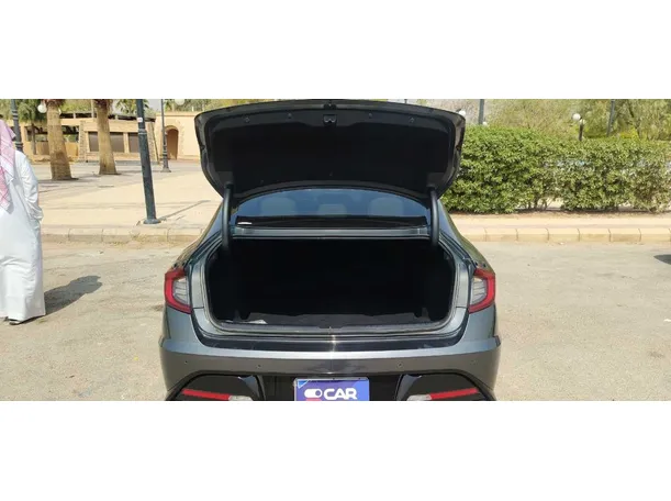 Car image 19