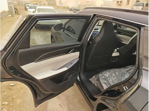 Car image 14