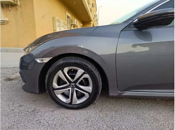 Car image 9