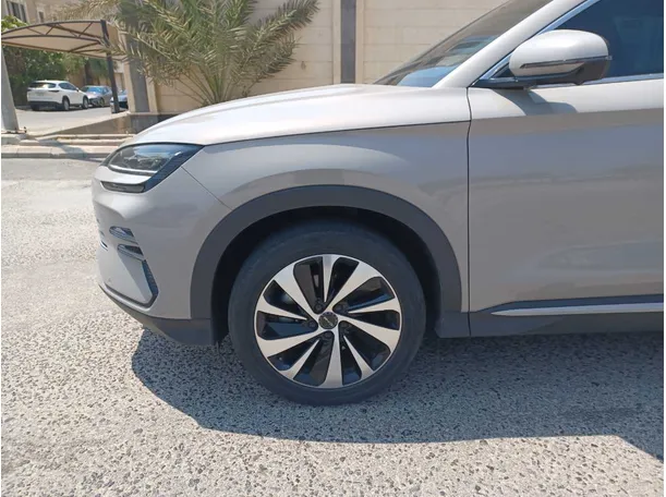 Car image 9