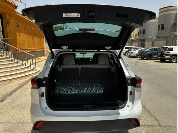 Car image 24