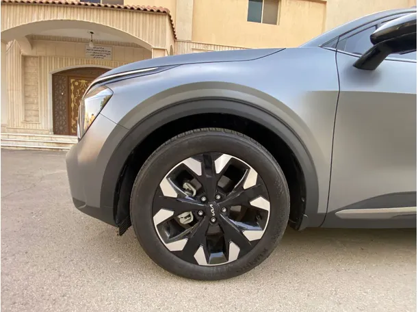 Car image 9