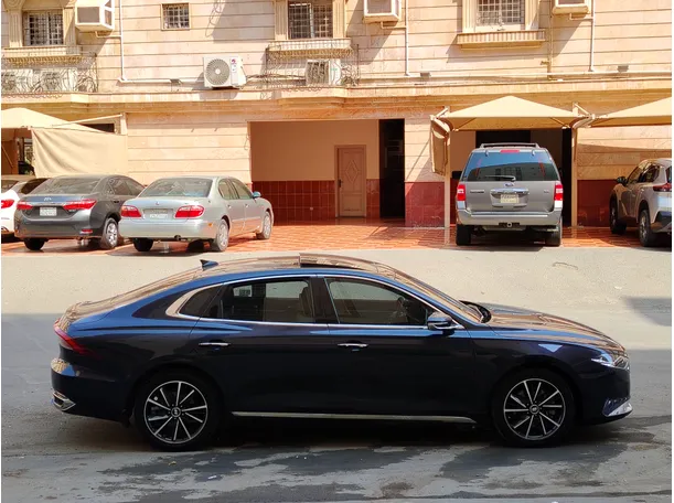 Car image 4