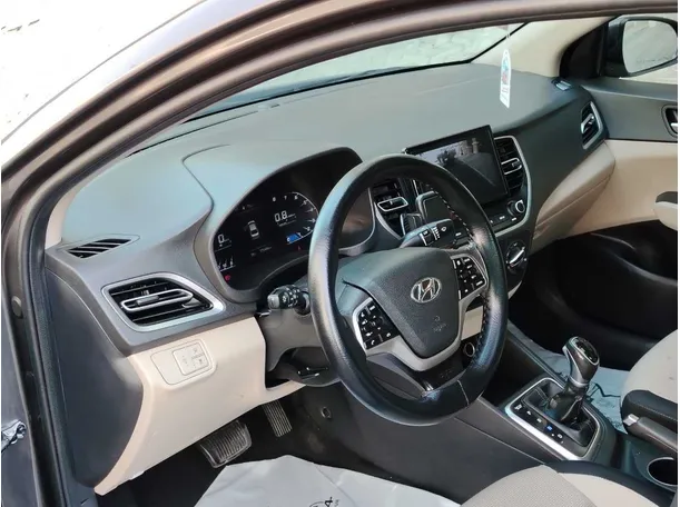 Car image 13