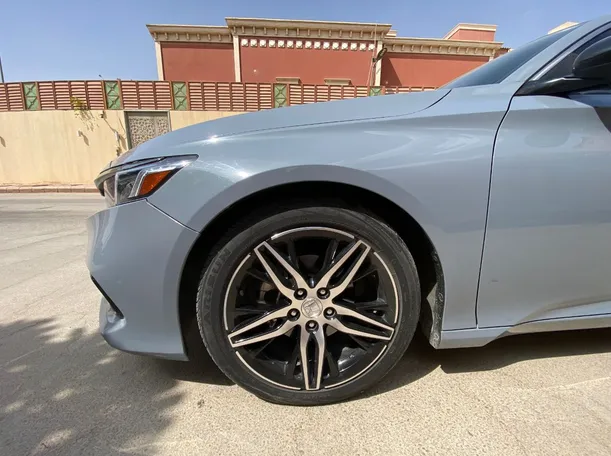Car image 9