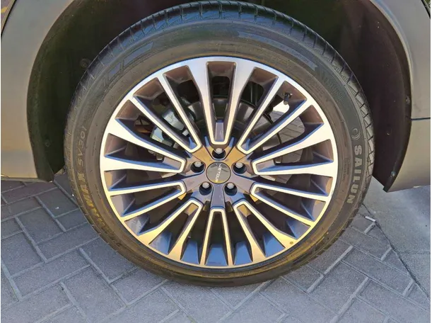 Car image 9