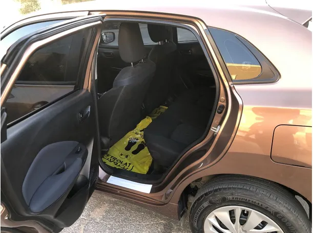 Car image 12