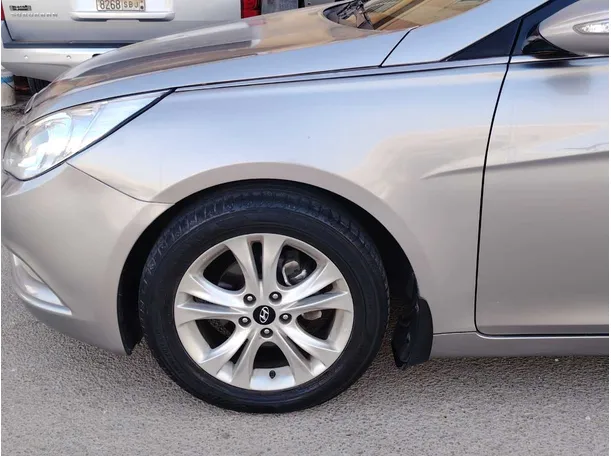Car image 9