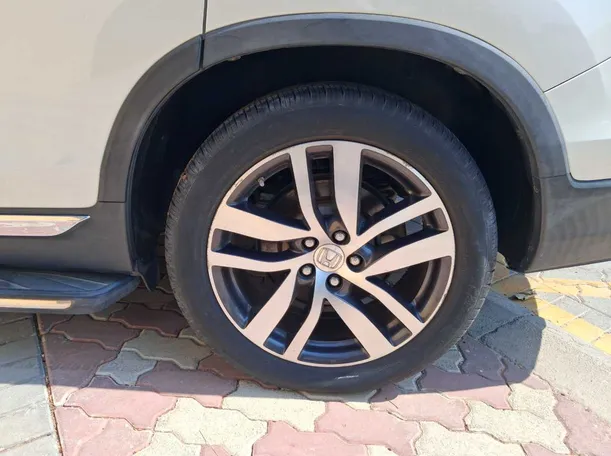Car image 9