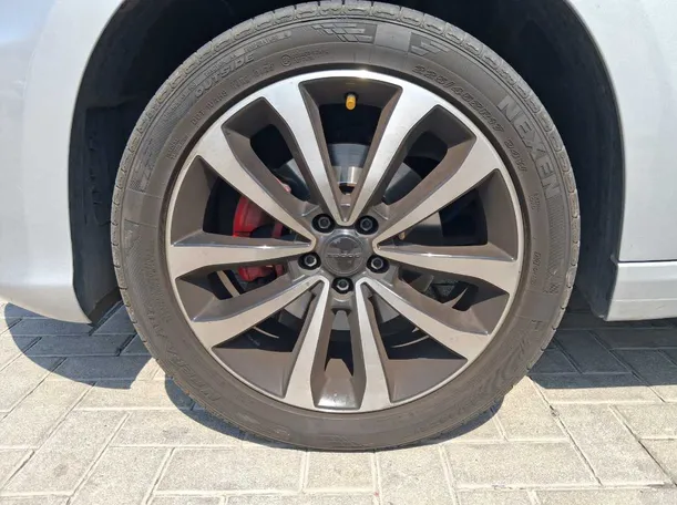 Car image 9