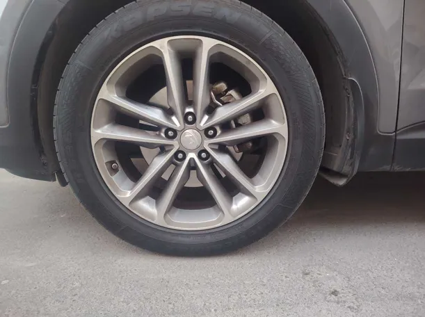 Car image 10