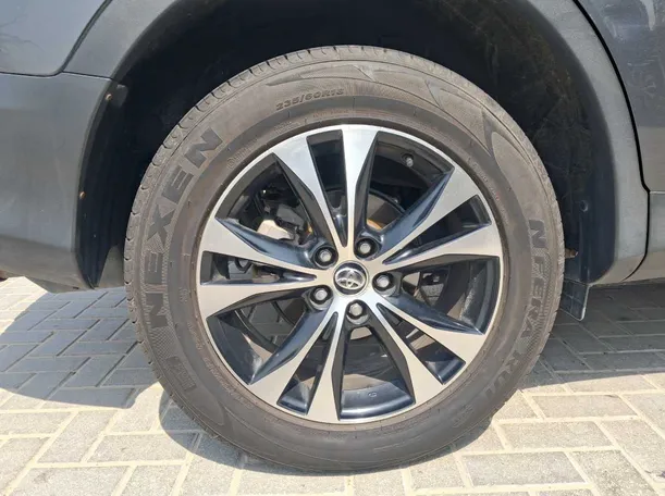 Car image 9