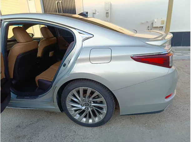 Car image 15