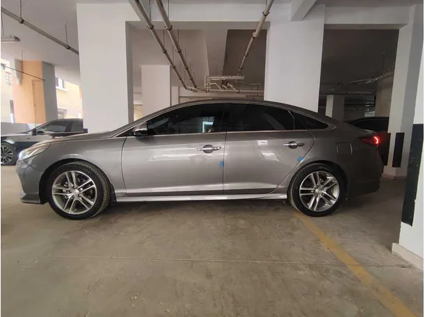 Car image 8