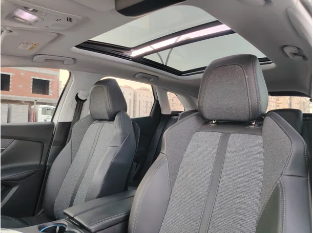 Car image 14