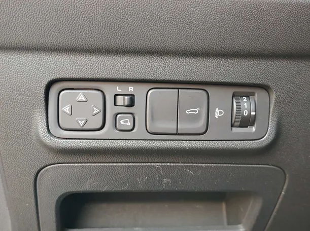 Car image 32