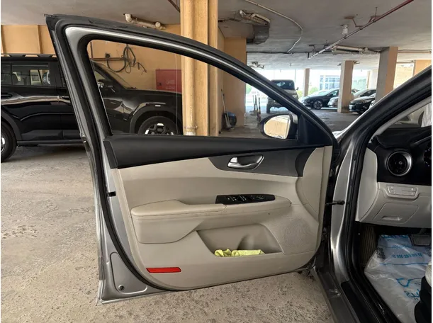 Car image 10