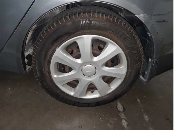 Car image 9