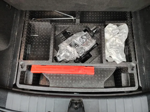 Car image 30