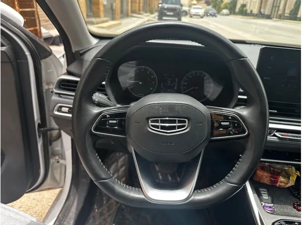Car image 14