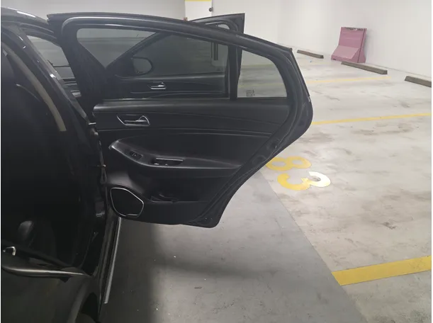 Car image 14