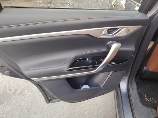 Car image 17