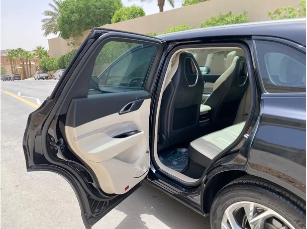 Car image 10