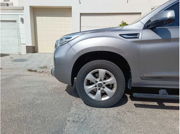 Car image 9