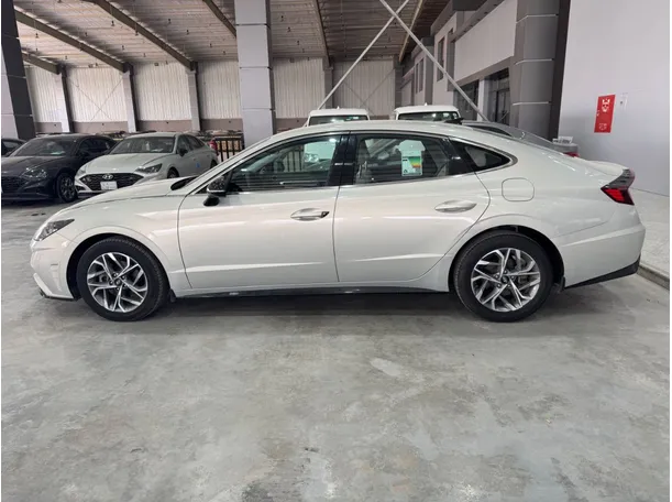 Car image 8