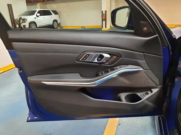Car image 10