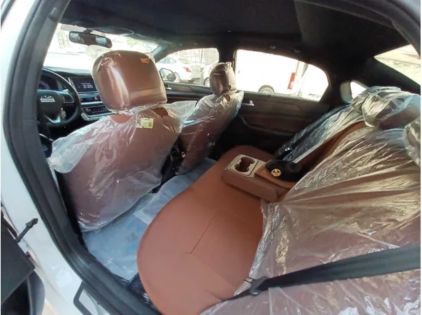 Car image 11