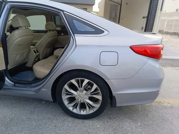 Car image 18