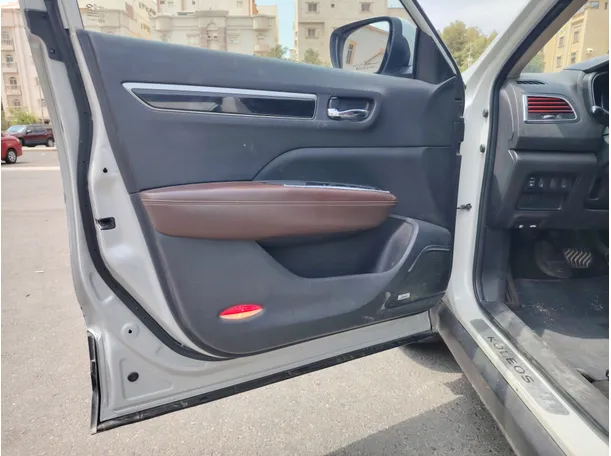 Car image 10