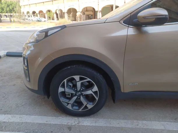 Car image 9
